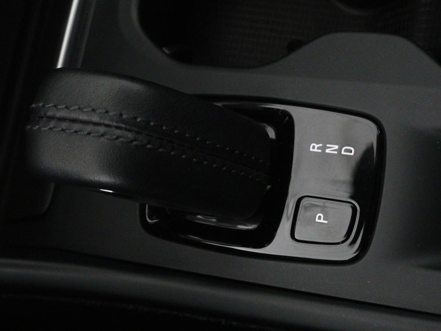Volvo XC40 1.5 T5 Recharge Business Pro | Panoramadak | Stoel & stuurverwarming | Trekhaak | 360 camera | Adaptive cruise | Harman/Kardon | Carplay | Navigatie | Full LED