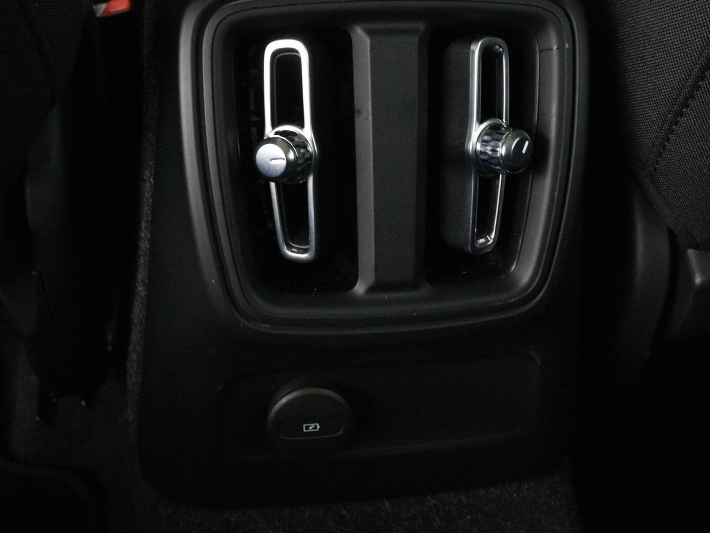 Volvo XC40 1.5 T5 Recharge Business Pro | Panoramadak | Stoel & stuurverwarming | Trekhaak | 360 camera | Adaptive cruise | Harman/Kardon | Carplay | Navigatie | Full LED