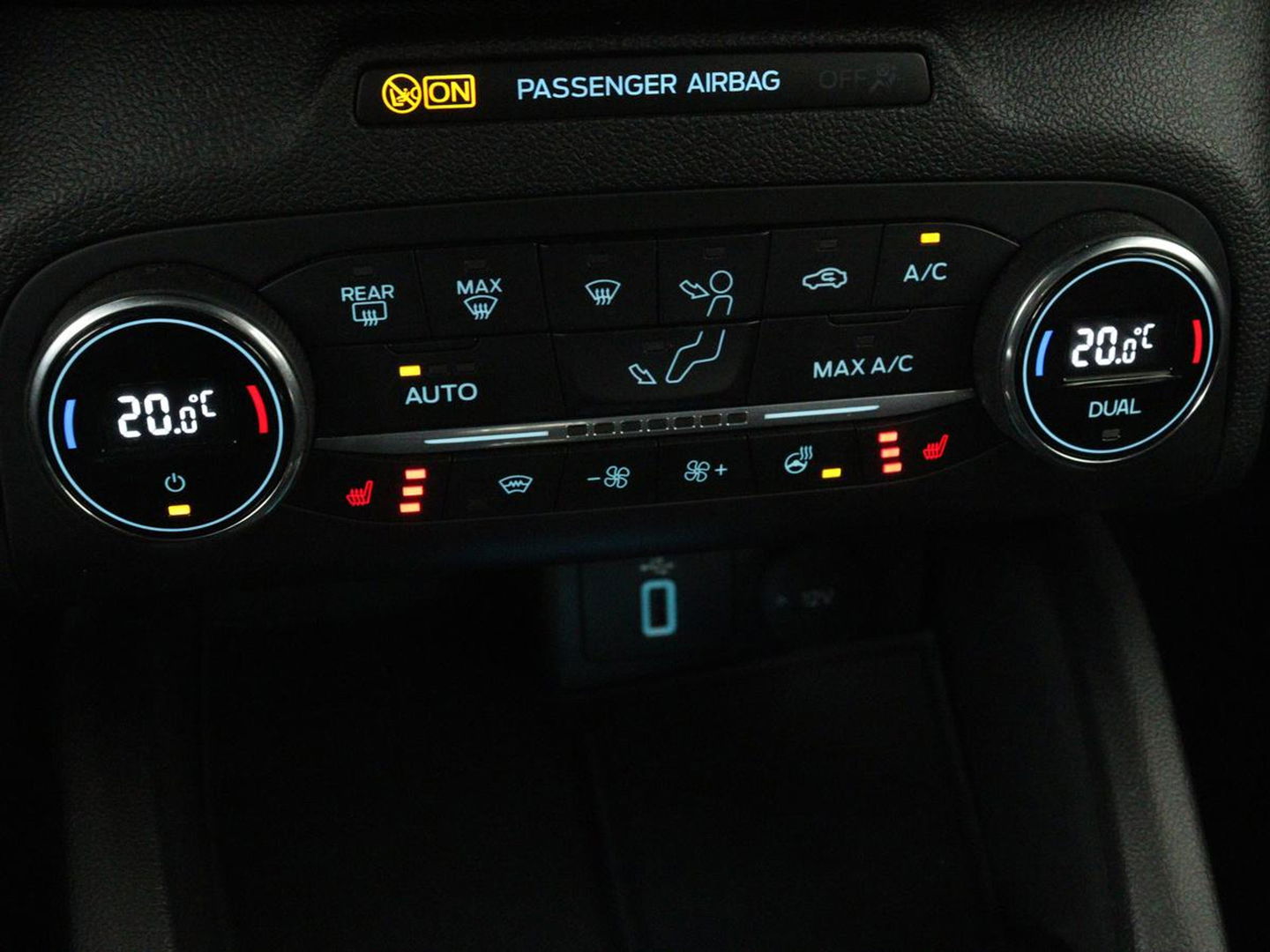 Ford Focus 1.0 EcoBoost ST Line | Stoel & stuurverwarming | Carplay | Navigatie | Climate control | Parkeerhulp | Cruise control | Bluetooth
