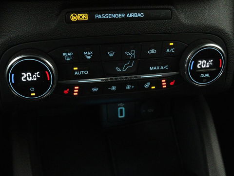 Ford Focus 1.0 EcoBoost ST Line | Stoel & stuurverwarming | Carplay | Navigatie | Climate control | Parkeerhulp | Cruise control | Bluetooth