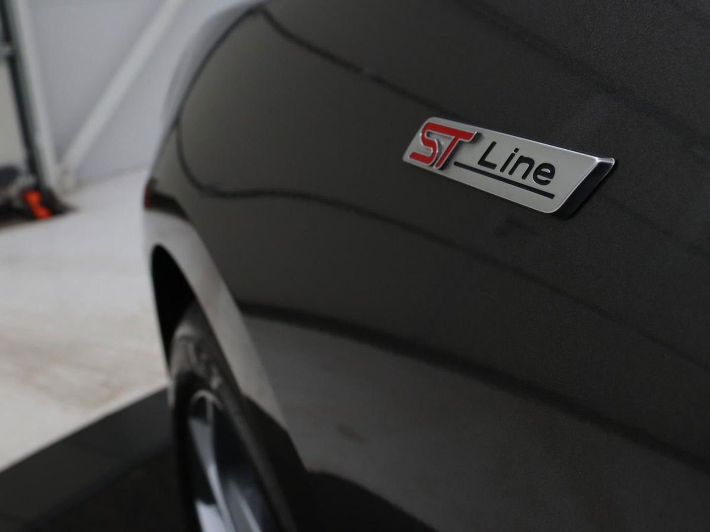 Ford Focus 1.0 EcoBoost ST Line | Stoel & stuurverwarming | Carplay | Navigatie | Climate control | Parkeerhulp | Cruise control | Bluetooth