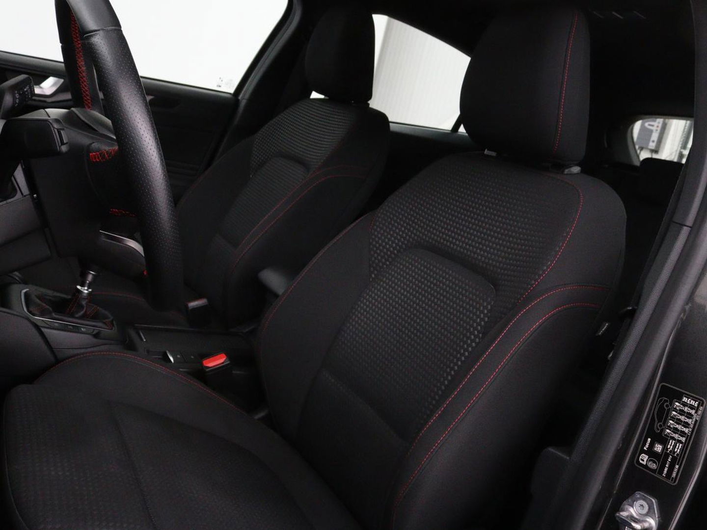 Ford Focus 1.0 EcoBoost ST Line | Stoel & stuurverwarming | Carplay | Navigatie | Climate control | Parkeerhulp | Cruise control | Bluetooth