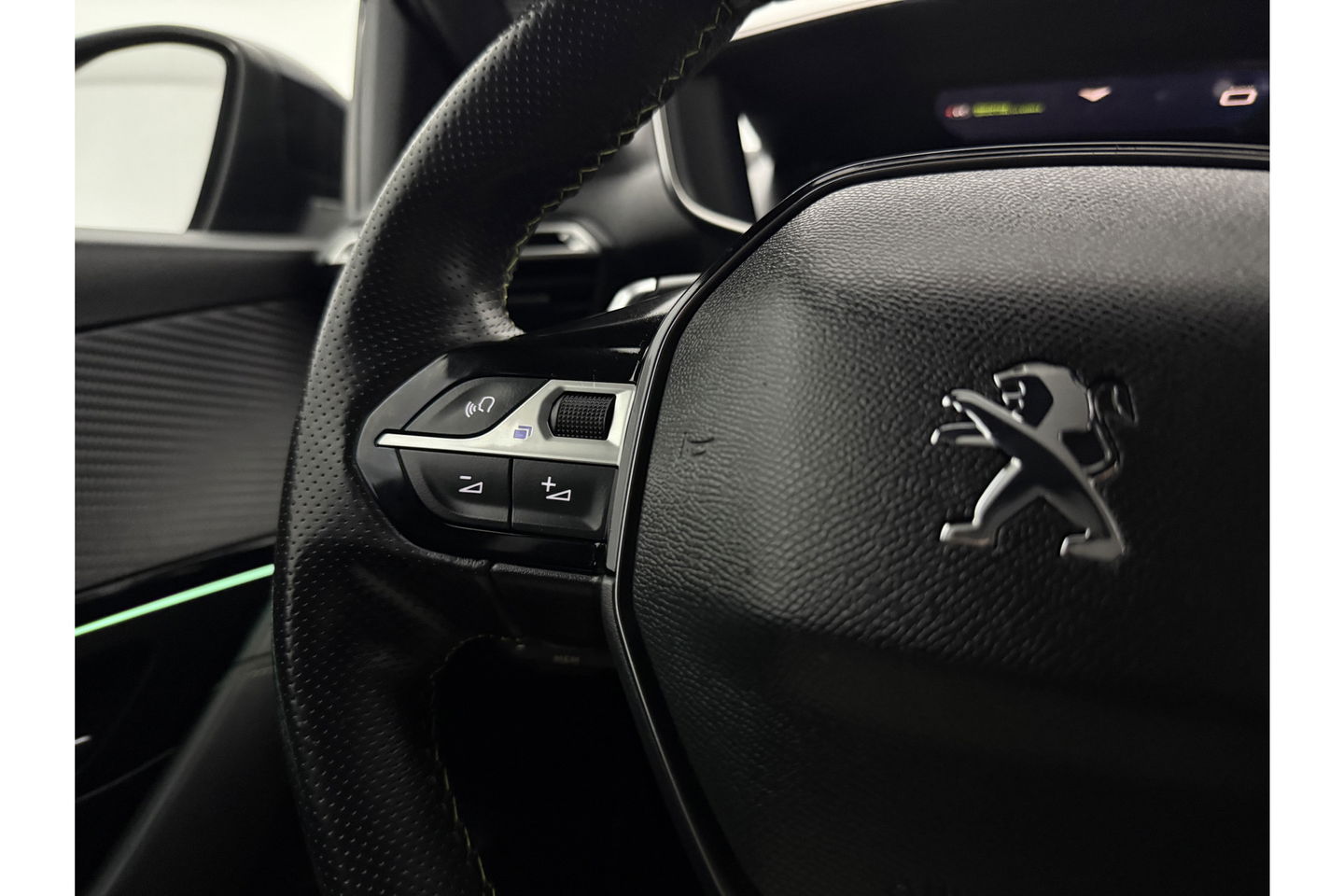 Peugeot 208 1.2 PureTech GT 131PK 360 Camera Sfeerverl. LED Carplay Clima Cruise Virtual Navi PDC 17"LMV