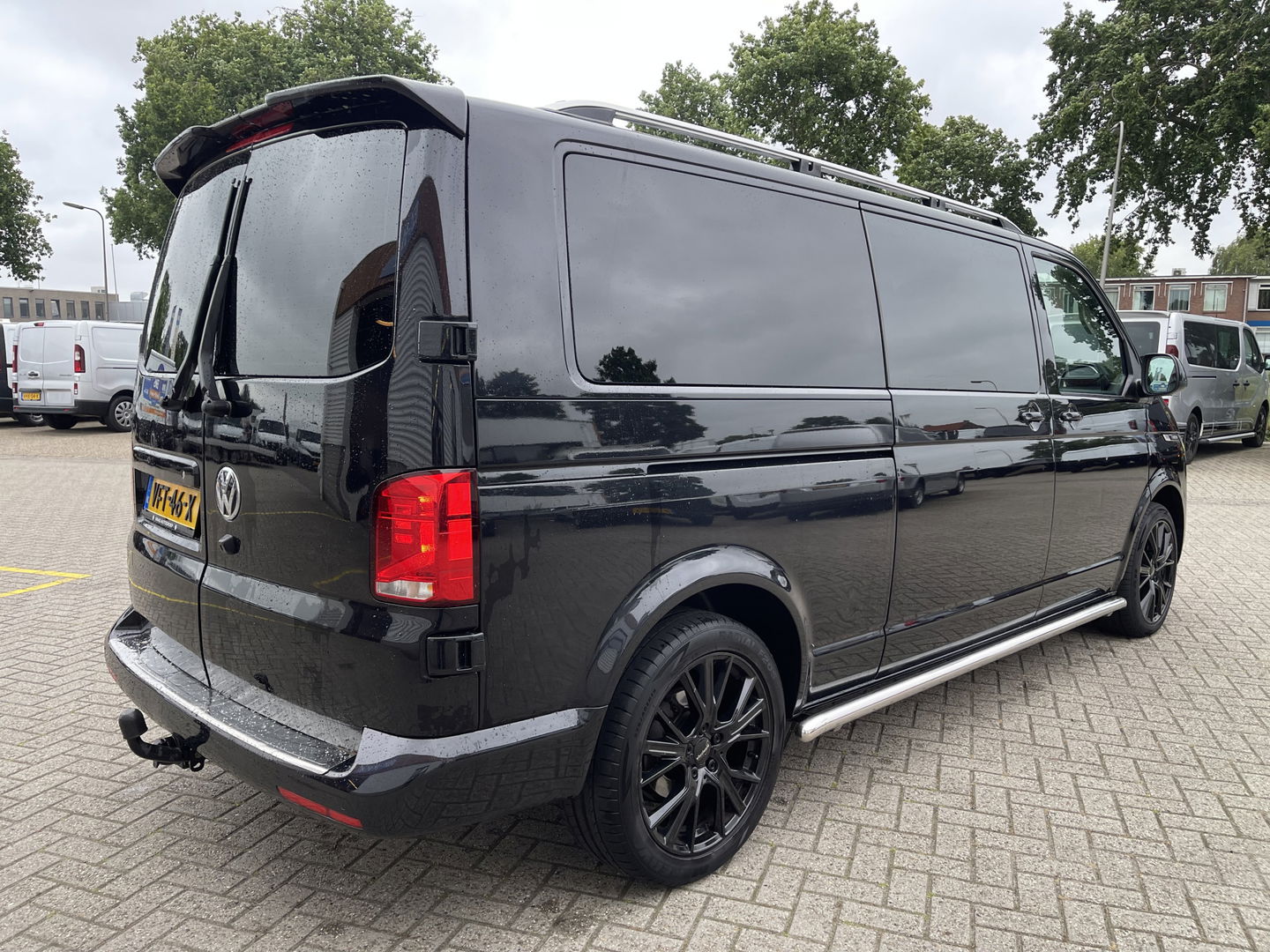 Volkswagen Transporter 2.0 TDI 150pk DSG automaat L2H1 30 DC 5 persoons Bulli / nieuwe koppeling vliegwiel / vaste prijs rijklaar € 32.950 ex btw / lease vanaf € / leer / 19 inch wielen / dubbele schuifdeur