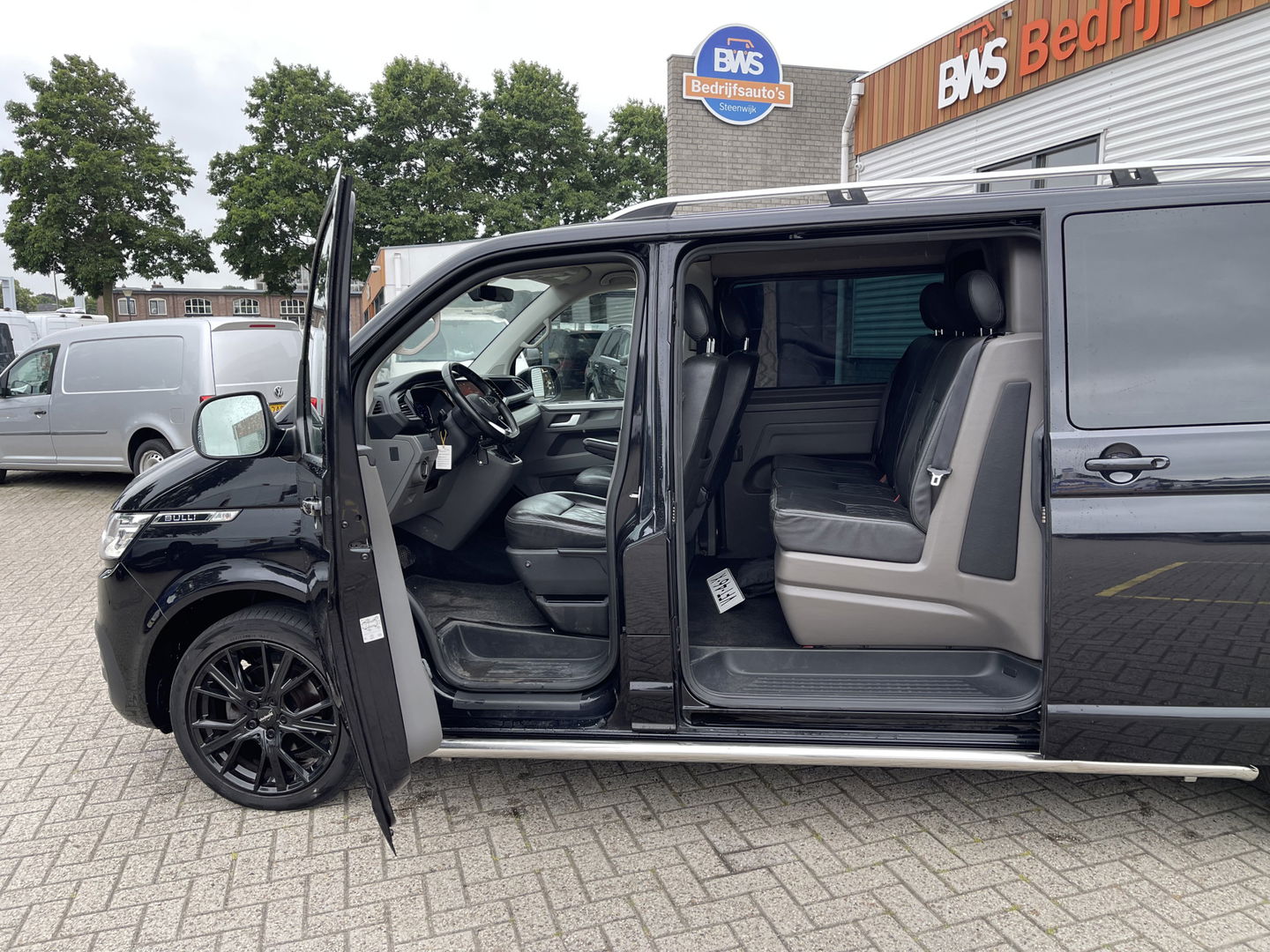 Volkswagen Transporter 2.0 TDI 150pk DSG automaat L2H1 30 DC 5 persoons Bulli / nieuwe koppeling vliegwiel / vaste prijs rijklaar € 32.950 ex btw / lease vanaf € / leer / 19 inch wielen / dubbele schuifdeur