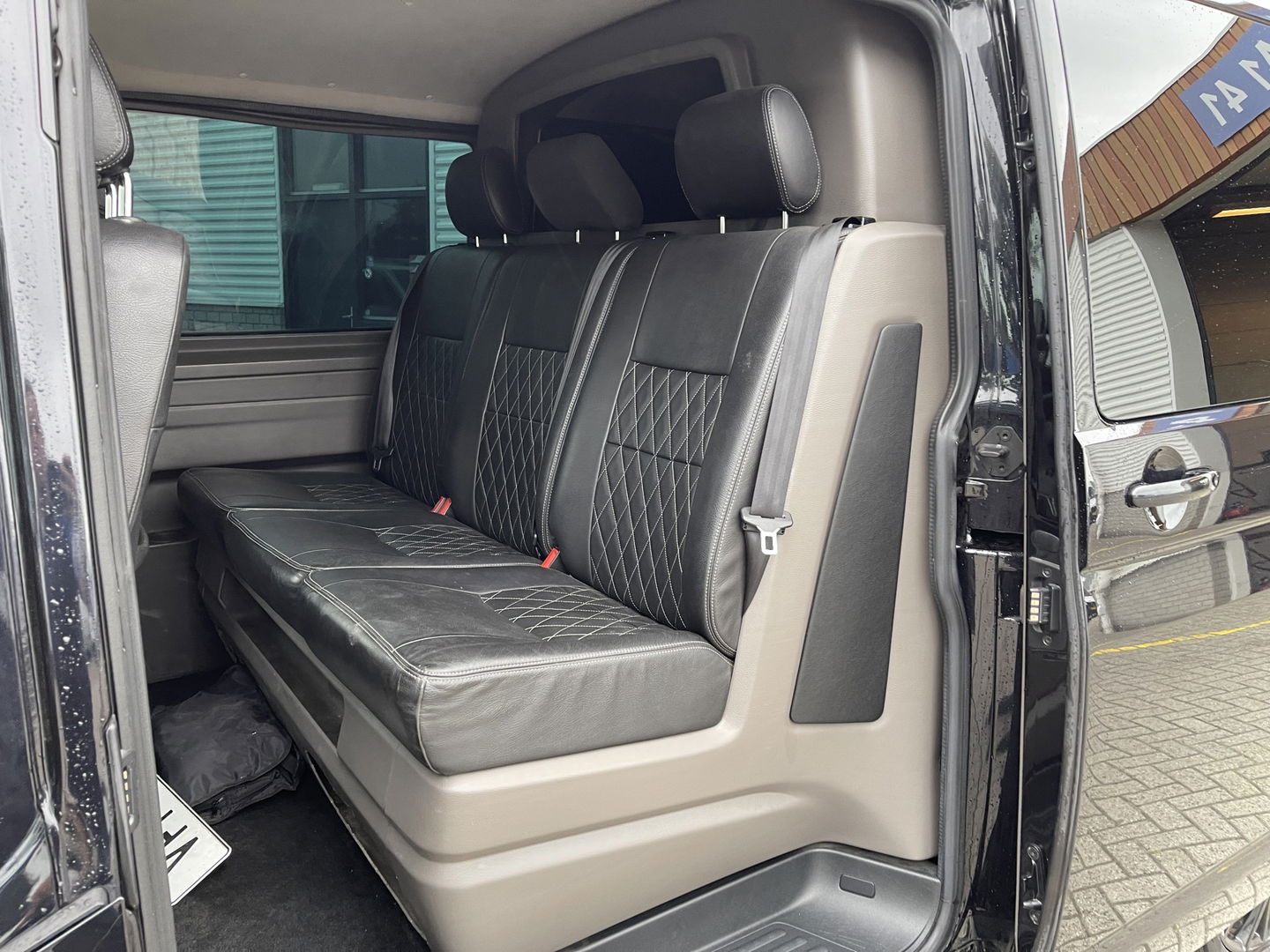 Volkswagen Transporter 2.0 TDI 150pk DSG automaat L2H1 30 DC 5 persoons Bulli / nieuwe koppeling vliegwiel / vaste prijs rijklaar € 32.950 ex btw / lease vanaf € / leer / 19 inch wielen / dubbele schuifdeur