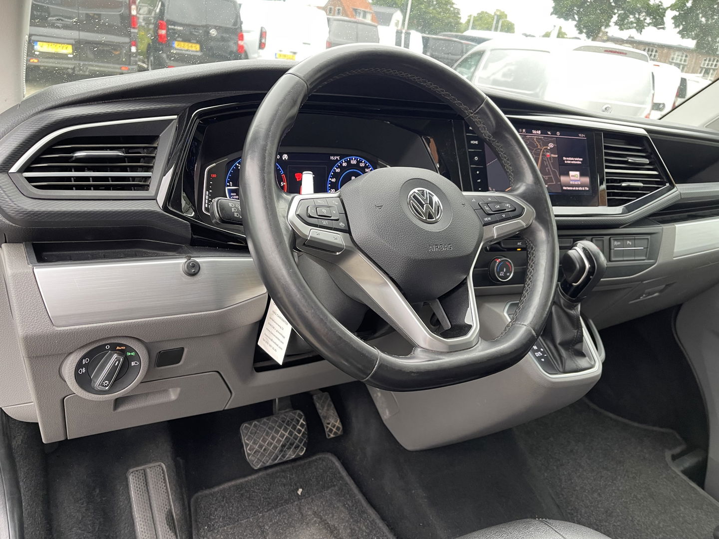 Volkswagen Transporter 2.0 TDI 150pk DSG automaat L2H1 30 DC 5 persoons Bulli / nieuwe koppeling vliegwiel / vaste prijs rijklaar € 32.950 ex btw / lease vanaf € / leer / 19 inch wielen / dubbele schuifdeur