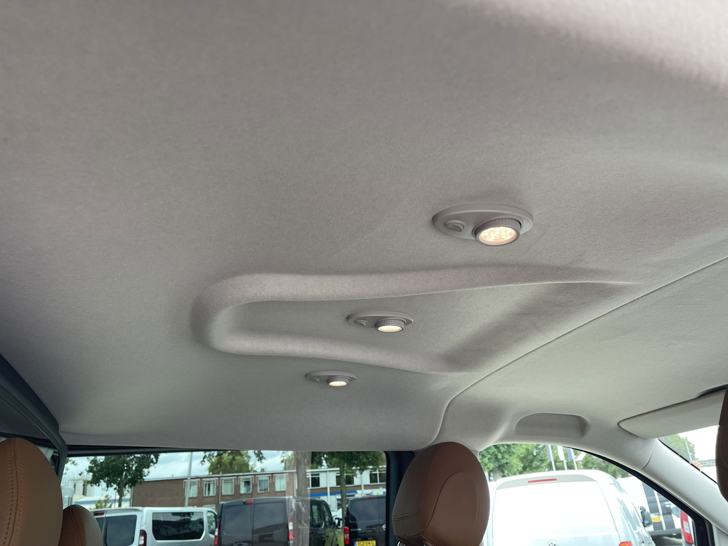 Mercedes-Benz Vito 116 CDI automaat Lang L2H1 / DC 5 persoons / vaste prijs rijklaar € 30.950 ex btw / lease vanaf € / bruin leer ! / airco / cruise / achterdeuren / trekhaak 2500 kg