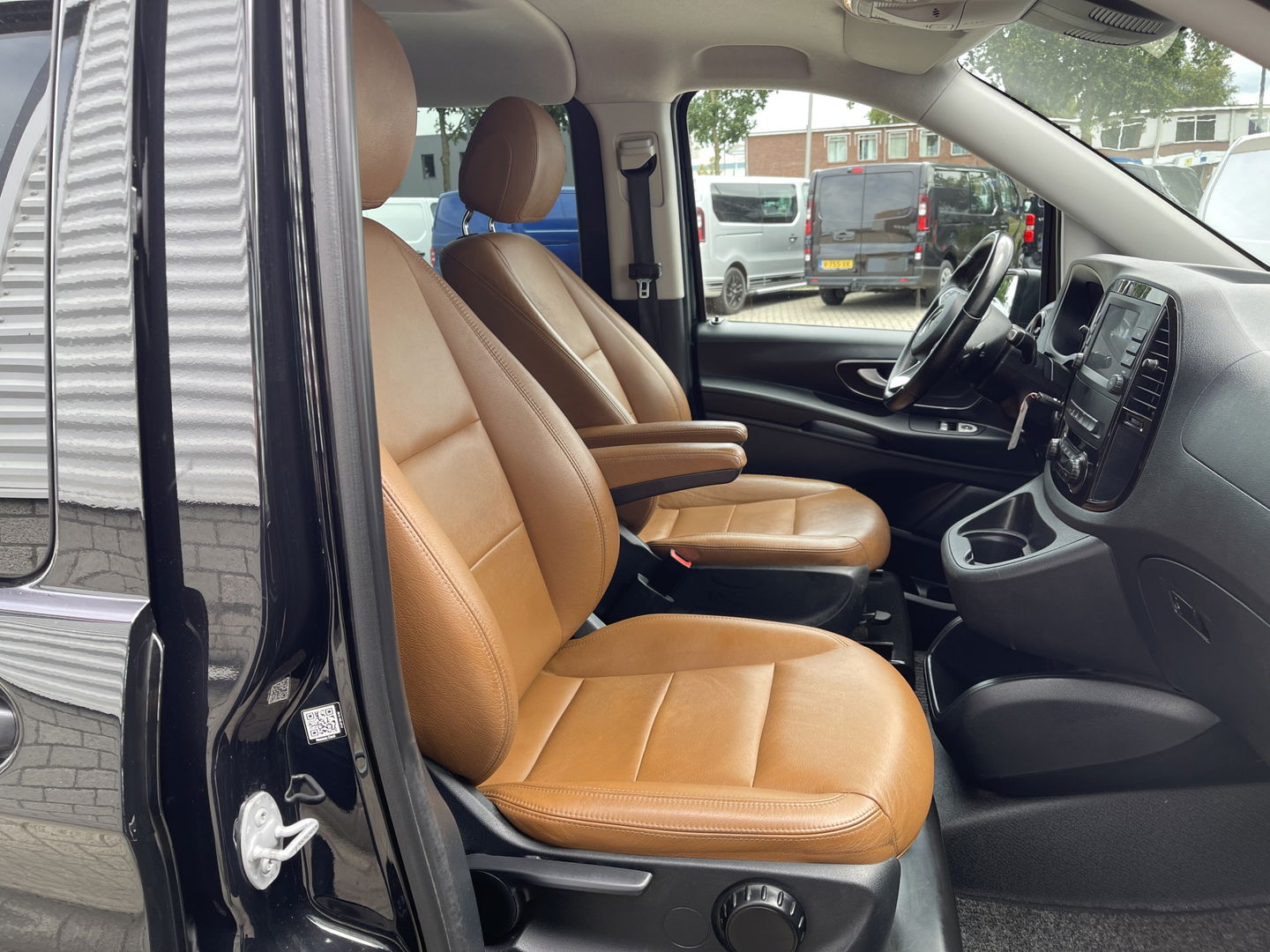 Mercedes-Benz Vito 116 CDI automaat Lang L2H1 / DC 5 persoons / vaste prijs rijklaar € 30.950 ex btw / lease vanaf € / bruin leer ! / airco / cruise / achterdeuren / trekhaak 2500 kg