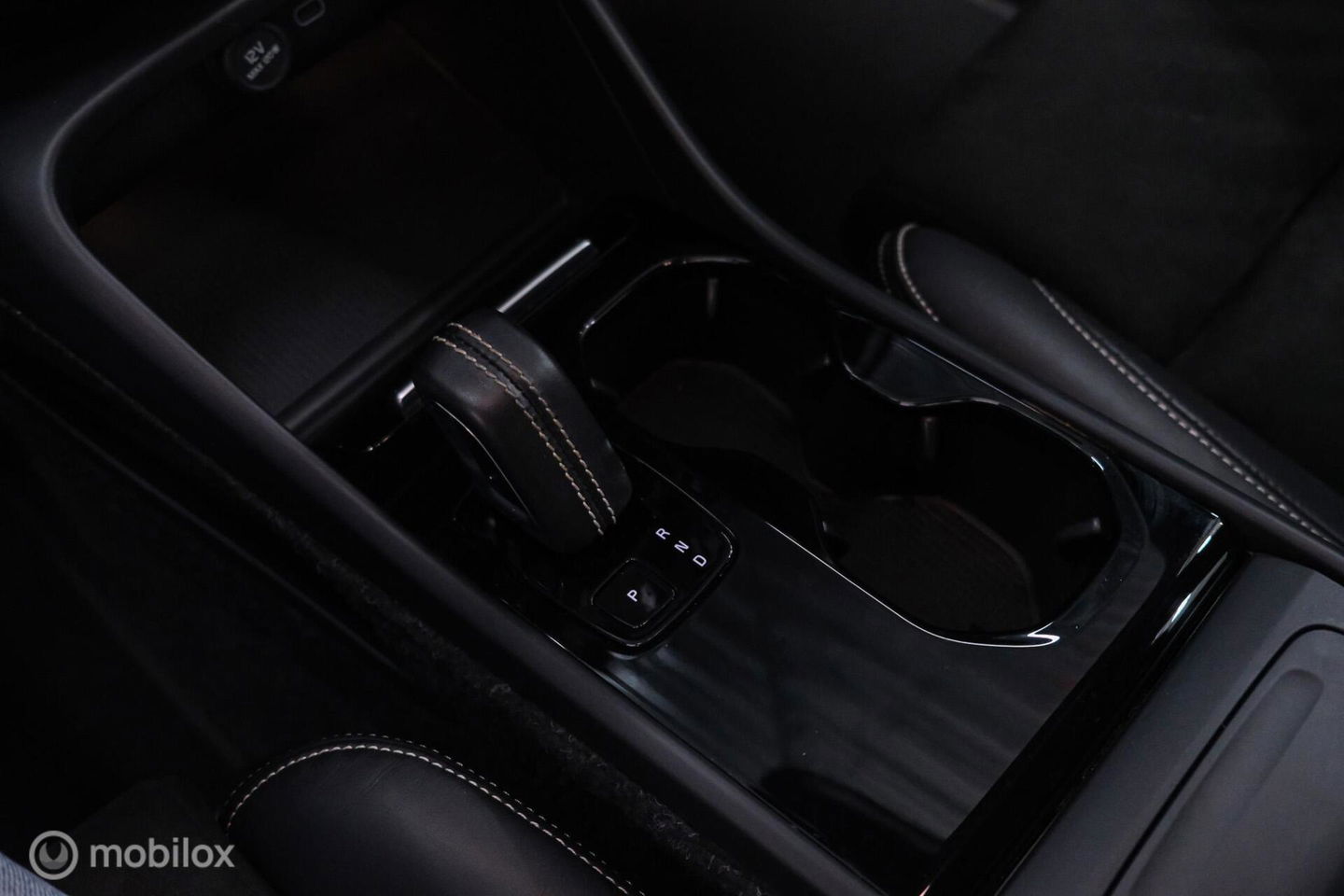Volvo XC40 Recharge P8 AWD R-Design 408 pk | DAB | alcantara | LED | Rijklaarprijs |