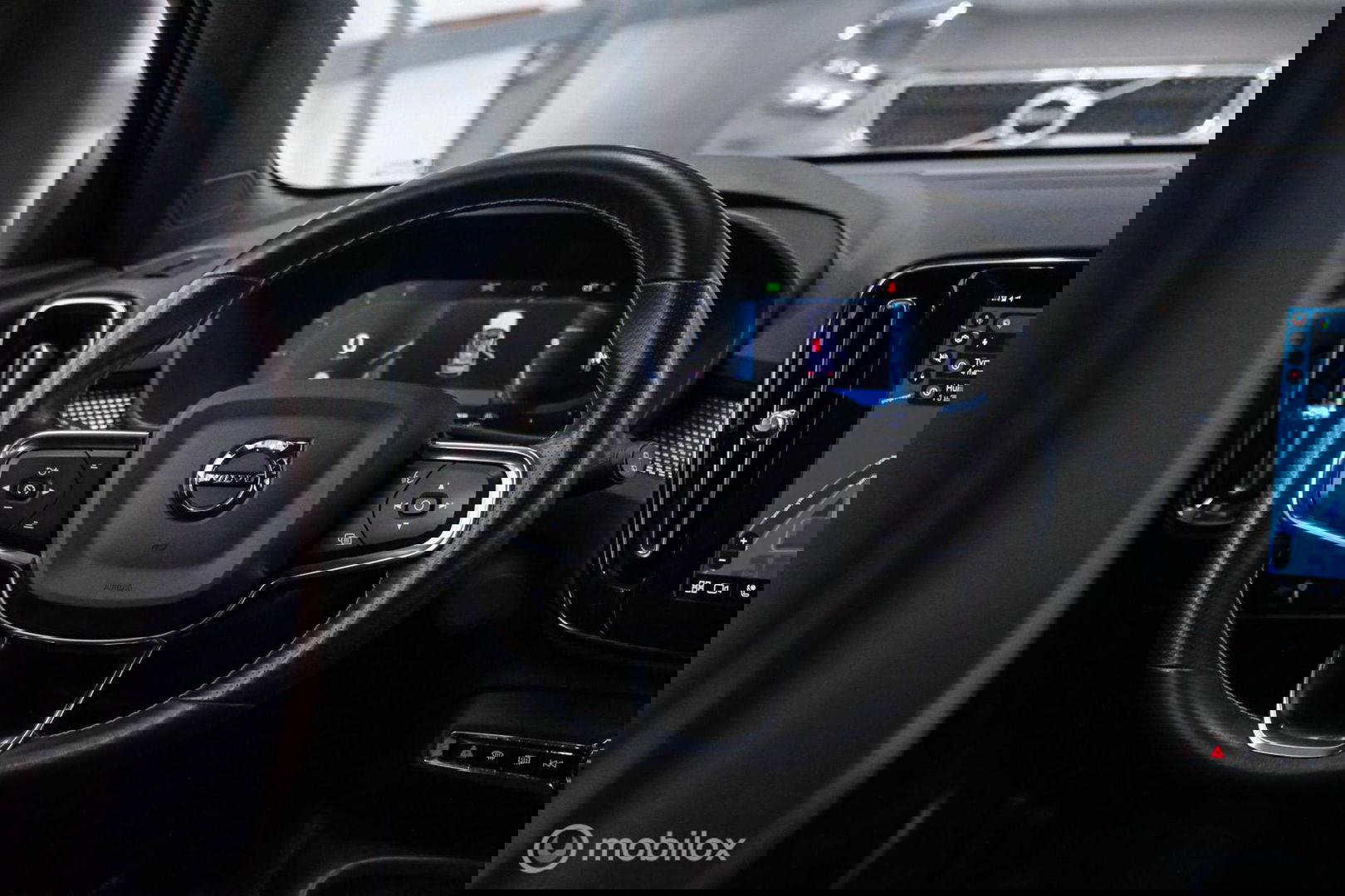 Volvo XC40 Recharge P8 AWD R-Design 408 pk | DAB | alcantara | LED | Rijklaarprijs |