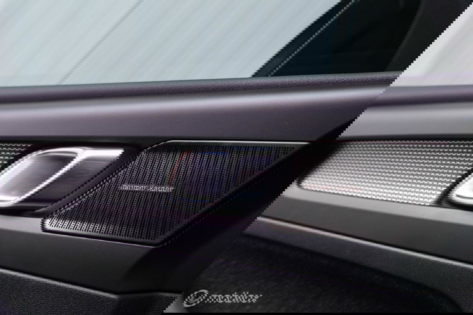 Volvo XC40 Recharge P8 AWD R-Design 408 pk | DAB | alcantara | LED | Rijklaarprijs |