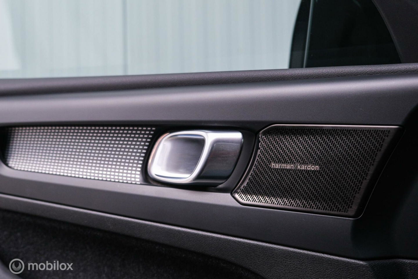 Volvo XC40 Recharge P8 AWD R-Design 408 pk | DAB | alcantara | LED | Rijklaarprijs |