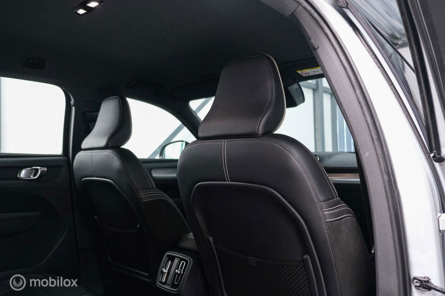 Volvo XC40 Recharge P8 AWD R-Design 408 pk | DAB | alcantara | LED | Rijklaarprijs |
