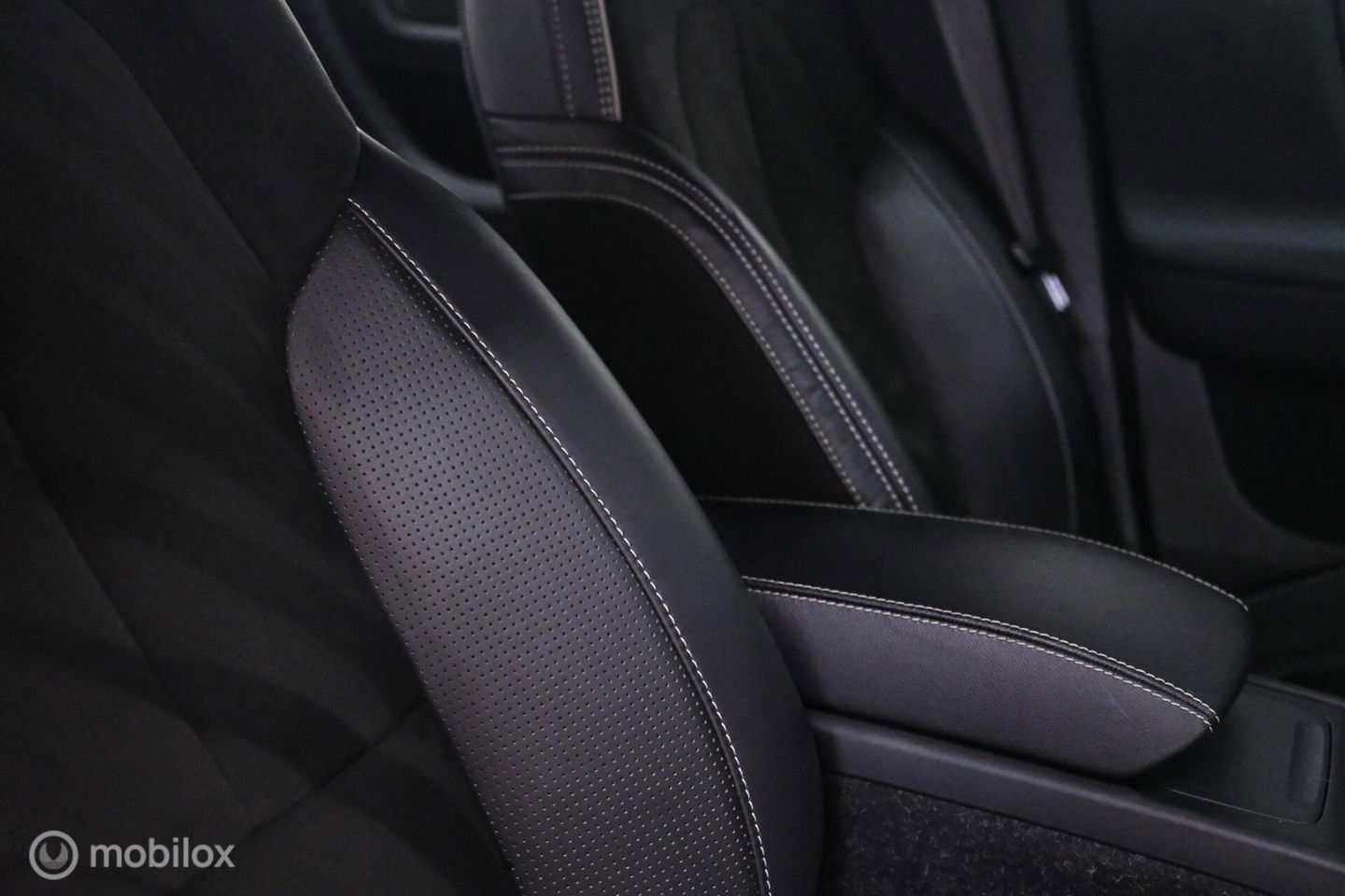 Volvo XC40 Recharge P8 AWD R-Design 408 pk | DAB | alcantara | LED | Rijklaarprijs |