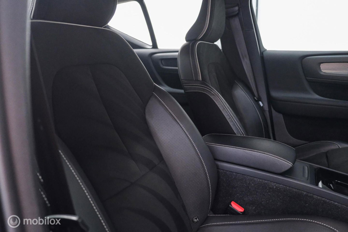 Volvo XC40 Recharge P8 AWD R-Design 408 pk | DAB | alcantara | LED | Rijklaarprijs |