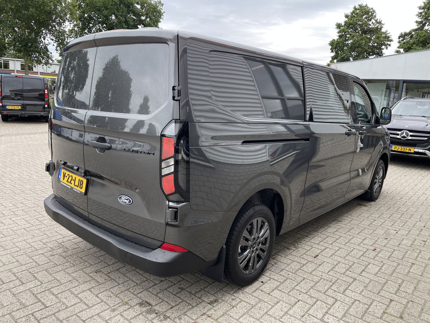 Ford Transit Custom 340 2.0 TDCI L2H1 Trend DC 6 persoons / NIEUW / bpm vrij / rijklaar € 39.950 ex btw / lease vanaf € 715 / direct leverbaar / airco / cruise / apple carplay / camera / magnetic grey metallic
