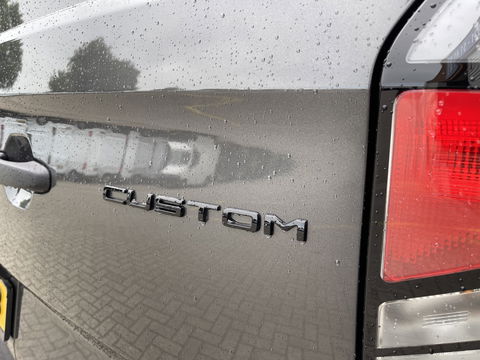 Ford Transit Custom 340 2.0 TDCI L2H1 Trend DC 6 persoons / NIEUW / bpm vrij / rijklaar € 39.950 ex btw / lease vanaf € 715 / direct leverbaar / airco / cruise / apple carplay / camera / magnetic grey metallic