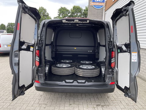 Ford Transit Custom 340 2.0 TDCI L2H1 Trend DC 6 persoons / NIEUW / bpm vrij / rijklaar € 39.950 ex btw / lease vanaf € 715 / direct leverbaar / airco / cruise / apple carplay / camera / magnetic grey metallic