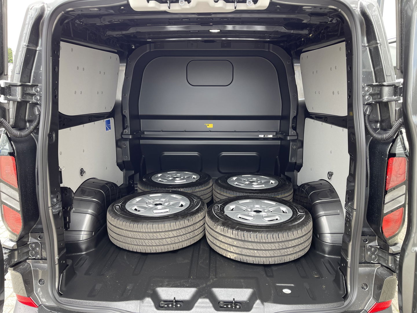 Ford Transit Custom 340 2.0 TDCI L2H1 Trend DC 6 persoons / NIEUW / bpm vrij / rijklaar € 39.950 ex btw / lease vanaf € 715 / direct leverbaar / airco / cruise / apple carplay / camera / magnetic grey metallic