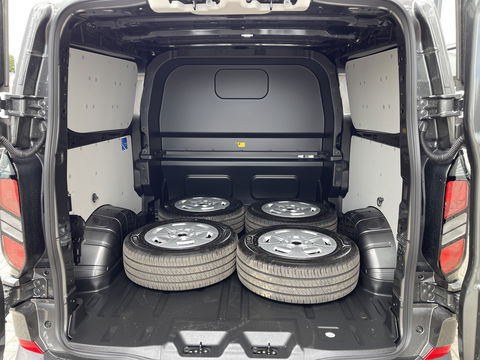 Ford Transit Custom 340 2.0 TDCI L2H1 Trend DC 6 persoons / NIEUW / bpm vrij / rijklaar € 39.950 ex btw / lease vanaf € 715 / direct leverbaar / airco / cruise / apple carplay / camera / magnetic grey metallic