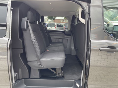 Ford Transit Custom 340 2.0 TDCI L2H1 Trend DC 6 persoons / NIEUW / bpm vrij / rijklaar € 39.950 ex btw / lease vanaf € 715 / direct leverbaar / airco / cruise / apple carplay / camera / magnetic grey metallic