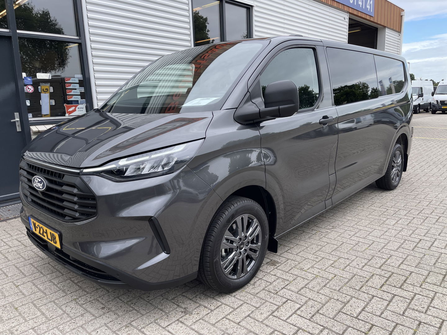 Ford Transit Custom 340 2.0 TDCI L2H1 Trend DC 6 persoons / NIEUW / bpm vrij / rijklaar € 39.950 ex btw / lease vanaf € 715 / direct leverbaar / airco / cruise / apple carplay / camera / magnetic grey metallic