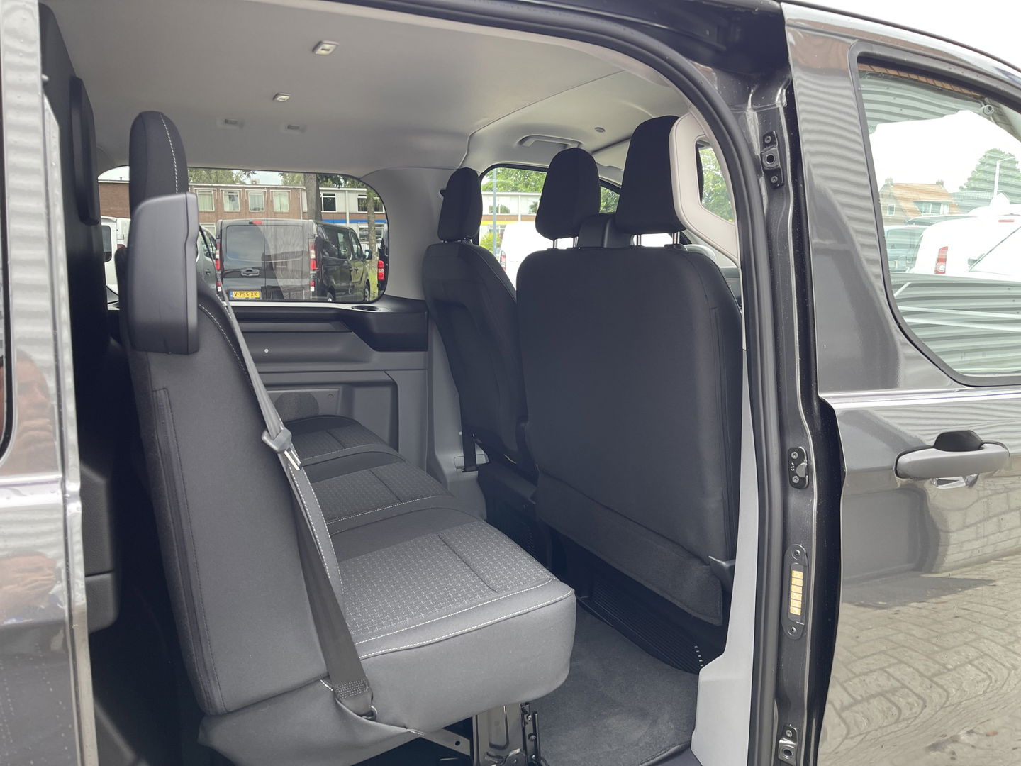 Ford Transit Custom 340 2.0 TDCI L2H1 Trend DC 6 persoons / NIEUW / bpm vrij / rijklaar € 39.950 ex btw / lease vanaf € 715 / direct leverbaar / airco / cruise / apple carplay / camera / magnetic grey metallic