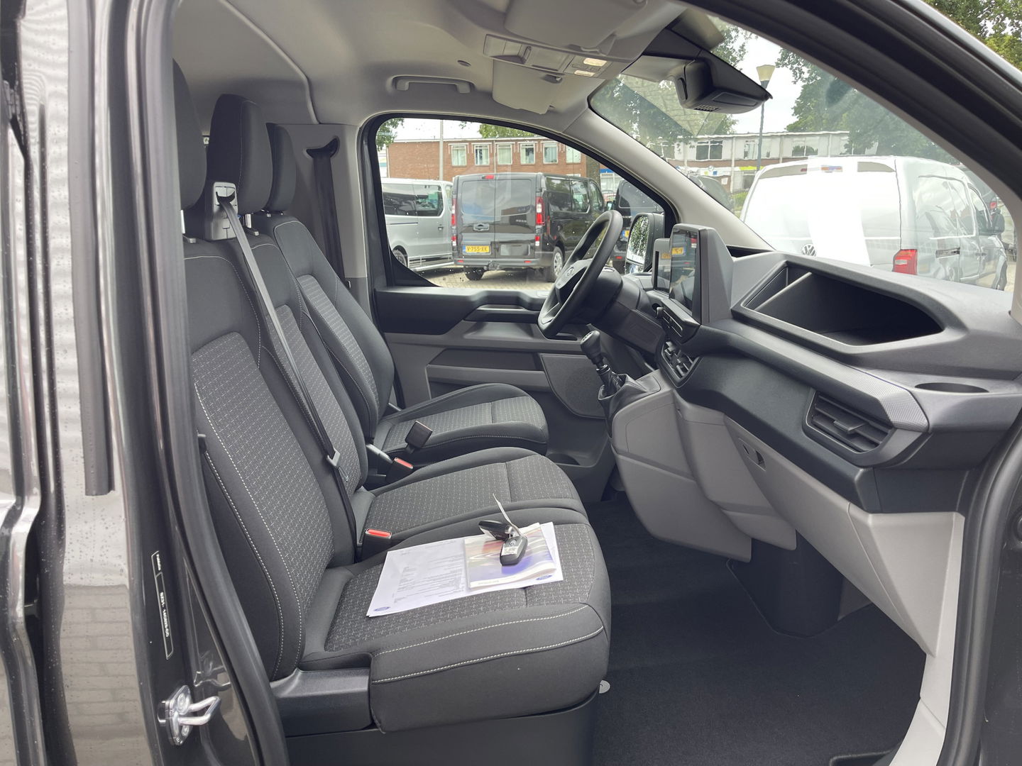 Ford Transit Custom 340 2.0 TDCI L2H1 Trend DC 6 persoons / NIEUW / bpm vrij / rijklaar € 39.950 ex btw / lease vanaf € 715 / direct leverbaar / airco / cruise / apple carplay / camera / magnetic grey metallic