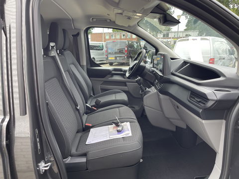 Ford Transit Custom 340 2.0 TDCI L2H1 Trend DC 6 persoons / NIEUW / bpm vrij / rijklaar € 39.950 ex btw / lease vanaf € 715 / direct leverbaar / airco / cruise / apple carplay / camera / magnetic grey metallic