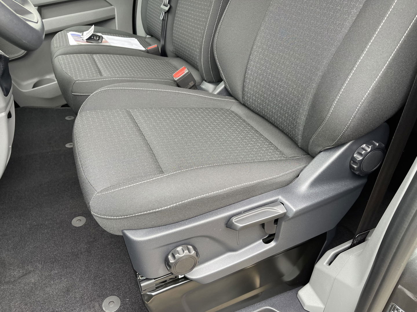 Ford Transit Custom 340 2.0 TDCI L2H1 Trend DC 6 persoons / NIEUW / bpm vrij / rijklaar € 39.950 ex btw / lease vanaf € 715 / direct leverbaar / airco / cruise / apple carplay / camera / magnetic grey metallic