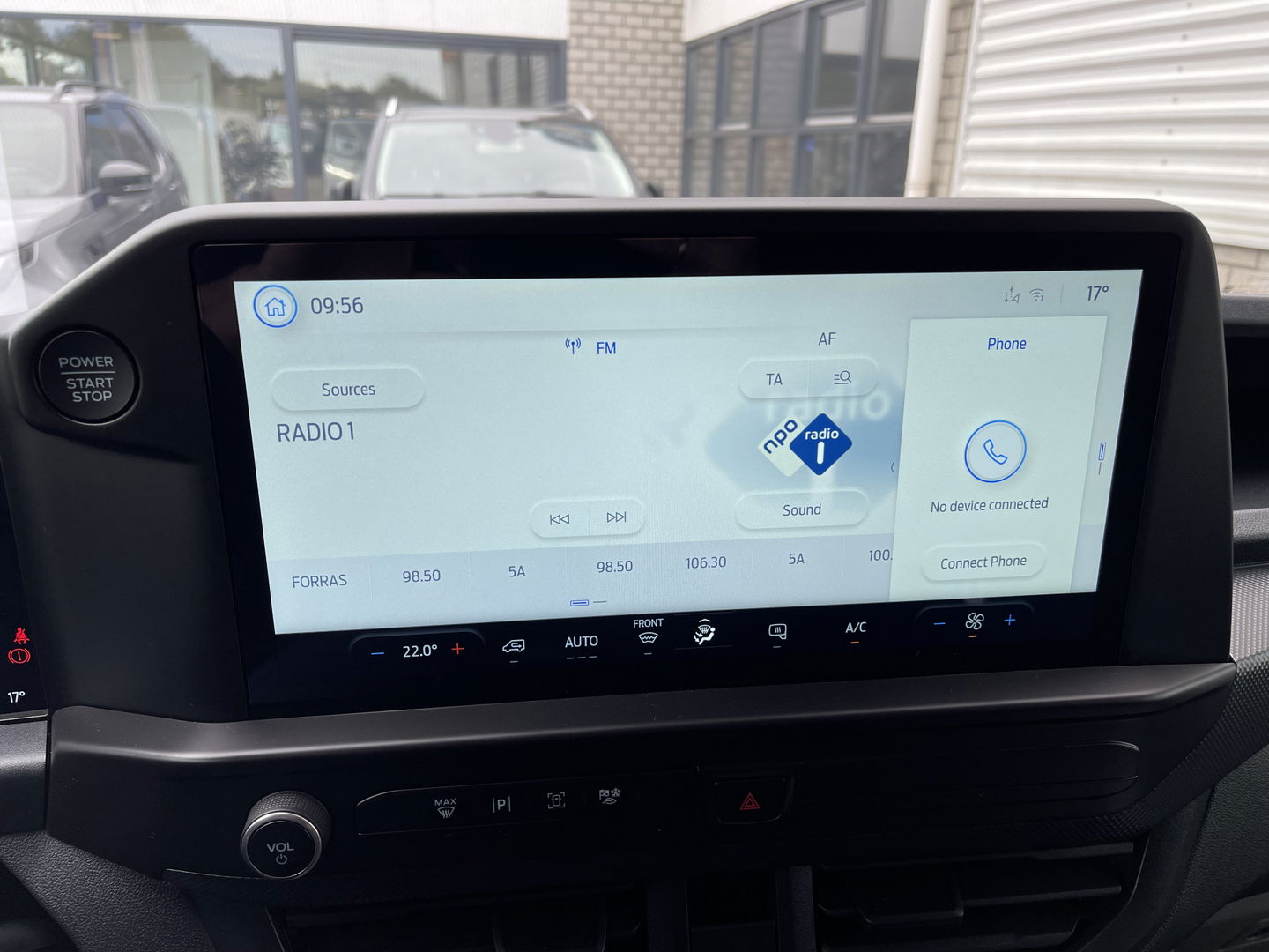 Ford Transit Custom 340 2.0 TDCI L2H1 Trend DC 6 persoons / NIEUW / bpm vrij / rijklaar € 39.950 ex btw / lease vanaf € 715 / direct leverbaar / airco / cruise / apple carplay / camera / magnetic grey metallic