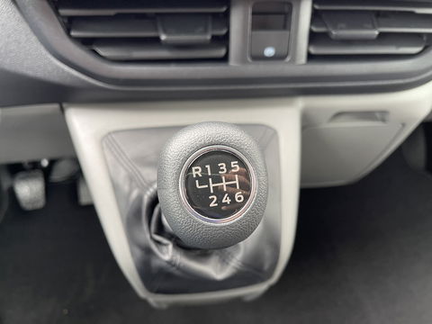 Ford Transit Custom 340 2.0 TDCI L2H1 Trend DC 6 persoons / NIEUW / bpm vrij / rijklaar € 39.950 ex btw / lease vanaf € 715 / direct leverbaar / airco / cruise / apple carplay / camera / magnetic grey metallic