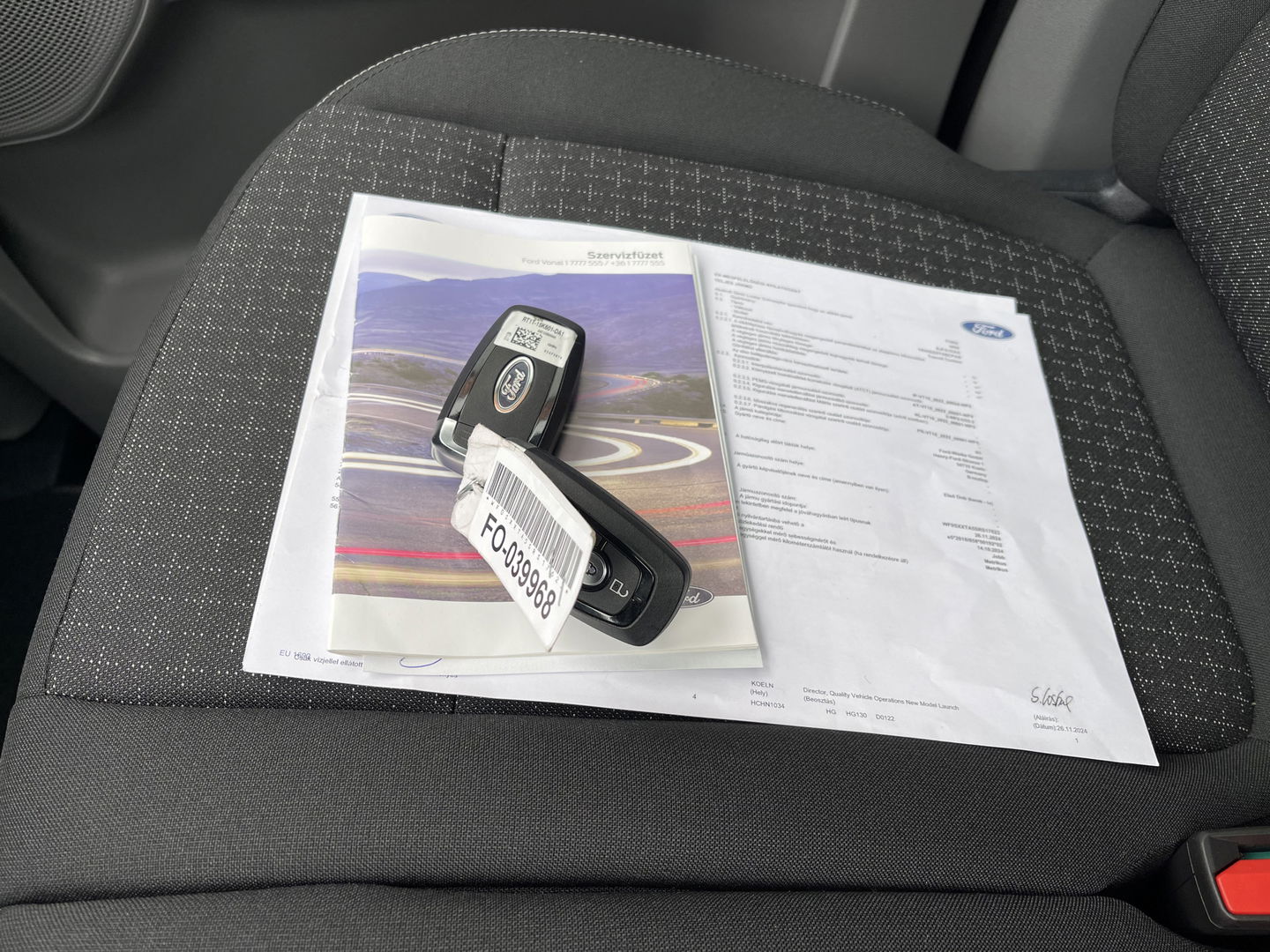 Ford Transit Custom 340 2.0 TDCI L2H1 Trend DC 6 persoons / NIEUW / bpm vrij / rijklaar € 39.950 ex btw / lease vanaf € 715 / direct leverbaar / airco / cruise / apple carplay / camera / magnetic grey metallic