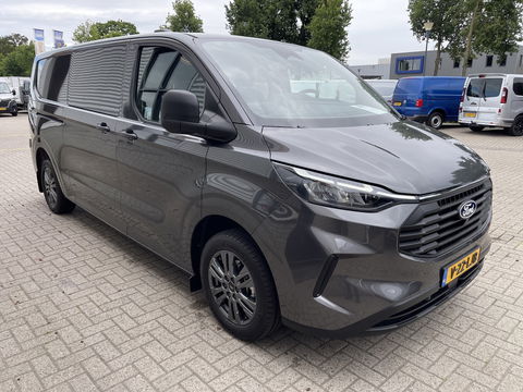 Ford Transit Custom 340 2.0 TDCI L2H1 Trend DC 6 persoons / NIEUW / bpm vrij / rijklaar € 39.950 ex btw / lease vanaf € 715 / direct leverbaar / airco / cruise / apple carplay / camera / magnetic grey metallic