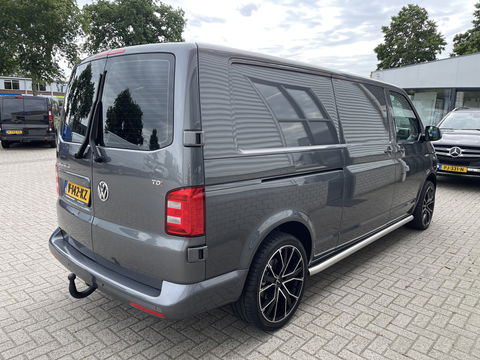Volkswagen Transporter 2.0 TDI 150pk L2H1 Comfortline / vaste prijs rijklaar € 17.950 ex btw / lease vanaf € 302 / euro 6 diesel / bpm vrij / 20 inch wielen / trekhaak / Bott ingerichte laadruimte !
