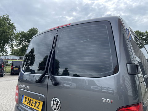 Volkswagen Transporter 2.0 TDI 150pk L2H1 Comfortline / vaste prijs rijklaar € 17.950 ex btw / lease vanaf € 302 / euro 6 diesel / bpm vrij / 20 inch wielen / trekhaak / Bott ingerichte laadruimte !