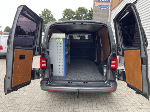 Volkswagen Transporter 2.0 TDI 150pk L2H1 Comfortline / vaste prijs rijklaar € 17.950 ex btw / lease vanaf € 302 / euro 6 diesel / bpm vrij / 20 inch wielen / trekhaak / Bott ingerichte laadruimte !