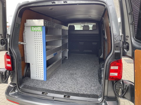 Volkswagen Transporter 2.0 TDI 150pk L2H1 Comfortline / vaste prijs rijklaar € 17.950 ex btw / lease vanaf € 302 / euro 6 diesel / bpm vrij / 20 inch wielen / trekhaak / Bott ingerichte laadruimte !