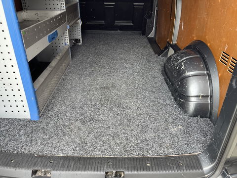 Volkswagen Transporter 2.0 TDI 150pk L2H1 Comfortline / vaste prijs rijklaar € 17.950 ex btw / lease vanaf € 302 / euro 6 diesel / bpm vrij / 20 inch wielen / trekhaak / Bott ingerichte laadruimte !