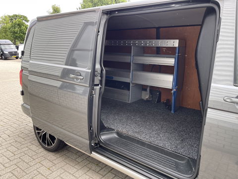 Volkswagen Transporter 2.0 TDI 150pk L2H1 Comfortline / vaste prijs rijklaar € 17.950 ex btw / lease vanaf € 302 / euro 6 diesel / bpm vrij / 20 inch wielen / trekhaak / Bott ingerichte laadruimte !