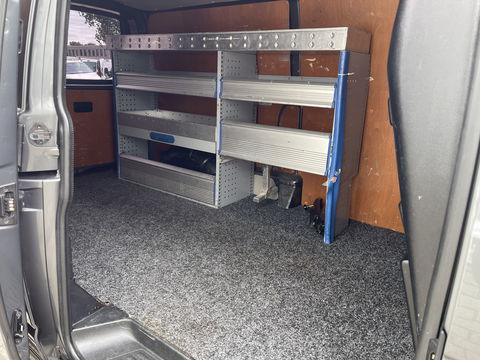 Volkswagen Transporter 2.0 TDI 150pk L2H1 Comfortline / vaste prijs rijklaar € 17.950 ex btw / lease vanaf € 302 / euro 6 diesel / bpm vrij / 20 inch wielen / trekhaak / Bott ingerichte laadruimte !
