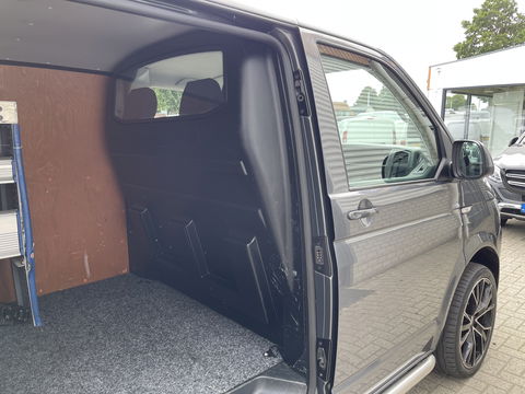Volkswagen Transporter 2.0 TDI 150pk L2H1 Comfortline / vaste prijs rijklaar € 17.950 ex btw / lease vanaf € 302 / euro 6 diesel / bpm vrij / 20 inch wielen / trekhaak / Bott ingerichte laadruimte !