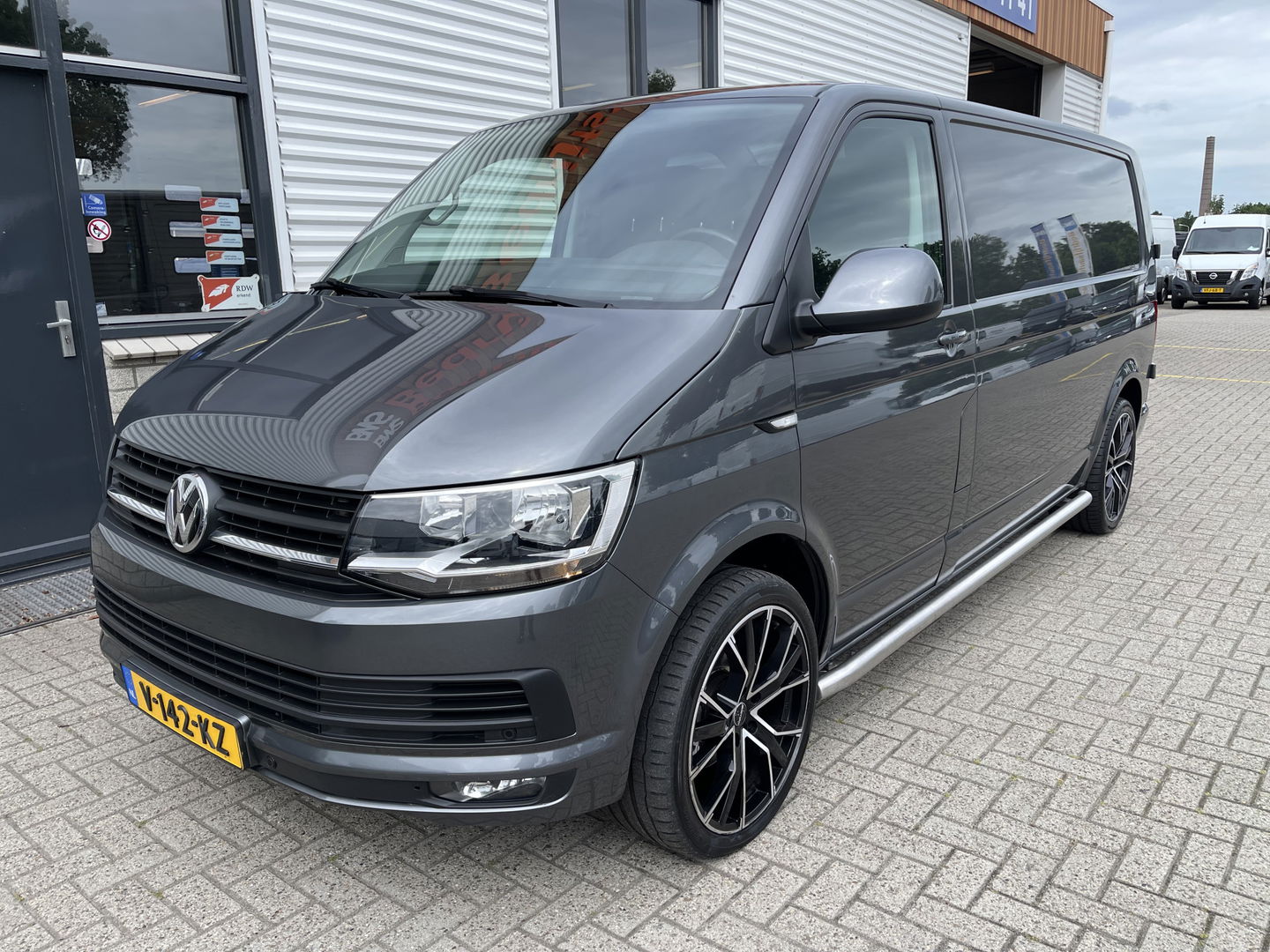 Volkswagen Transporter 2.0 TDI 150pk L2H1 Comfortline / vaste prijs rijklaar € 17.950 ex btw / lease vanaf € 302 / euro 6 diesel / bpm vrij / 20 inch wielen / trekhaak / Bott ingerichte laadruimte !