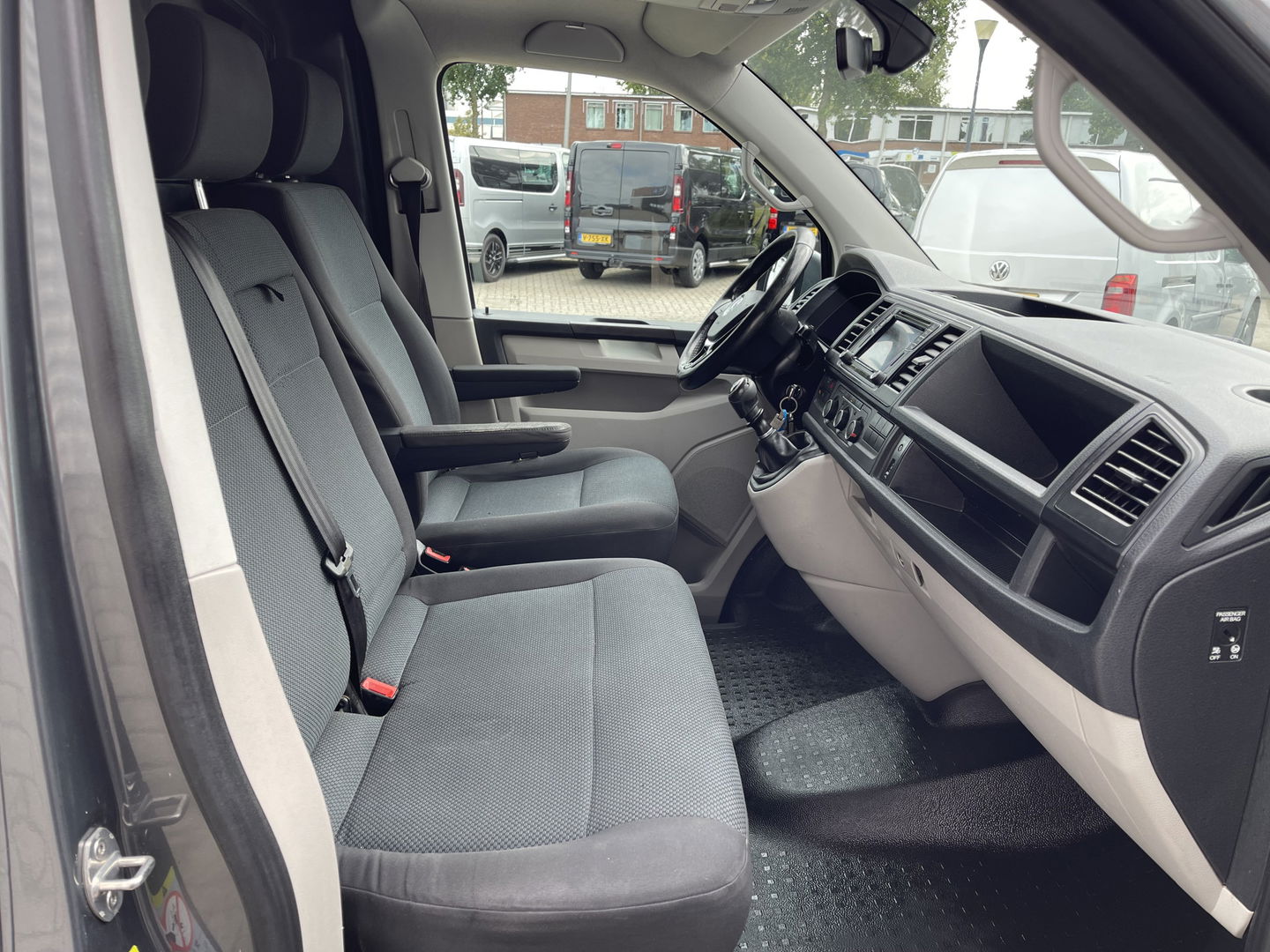 Volkswagen Transporter 2.0 TDI 150pk L2H1 Comfortline / vaste prijs rijklaar € 17.950 ex btw / lease vanaf € 302 / euro 6 diesel / bpm vrij / 20 inch wielen / trekhaak / Bott ingerichte laadruimte !