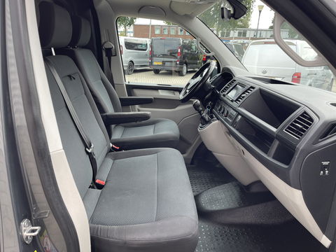 Volkswagen Transporter 2.0 TDI 150pk L2H1 Comfortline / vaste prijs rijklaar € 17.950 ex btw / lease vanaf € 302 / euro 6 diesel / bpm vrij / 20 inch wielen / trekhaak / Bott ingerichte laadruimte !