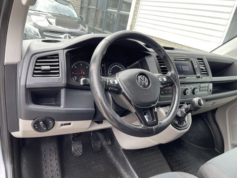 Volkswagen Transporter 2.0 TDI 150pk L2H1 Comfortline / vaste prijs rijklaar € 17.950 ex btw / lease vanaf € 302 / euro 6 diesel / bpm vrij / 20 inch wielen / trekhaak / Bott ingerichte laadruimte !