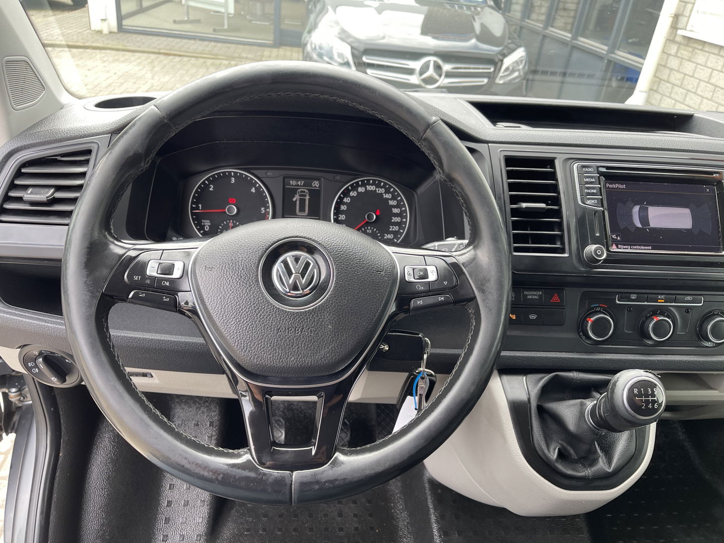 Volkswagen Transporter 2.0 TDI 150pk L2H1 Comfortline / vaste prijs rijklaar € 17.950 ex btw / lease vanaf € 302 / euro 6 diesel / bpm vrij / 20 inch wielen / trekhaak / Bott ingerichte laadruimte !