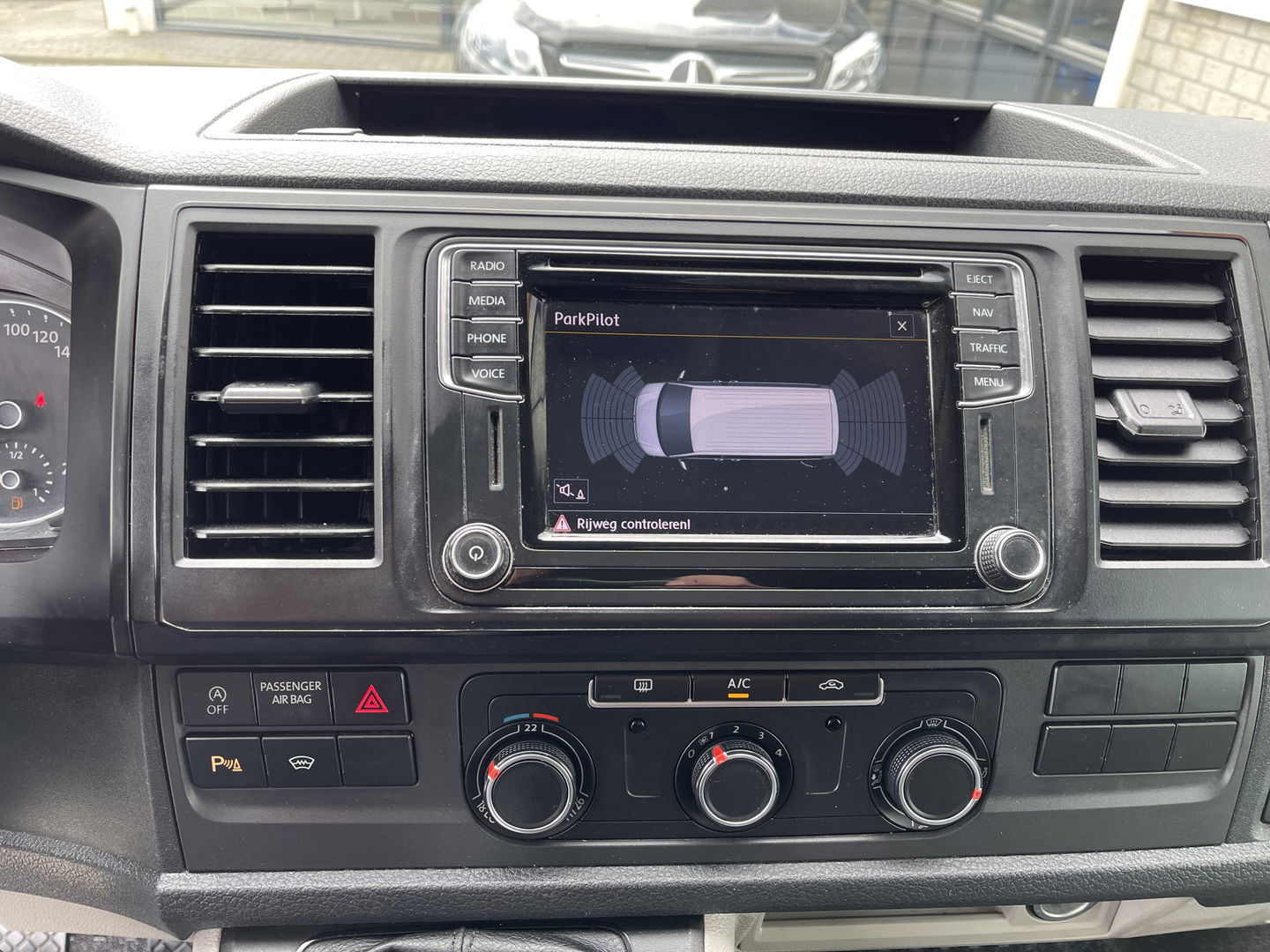 Volkswagen Transporter 2.0 TDI 150pk L2H1 Comfortline / vaste prijs rijklaar € 17.950 ex btw / lease vanaf € 302 / euro 6 diesel / bpm vrij / 20 inch wielen / trekhaak / Bott ingerichte laadruimte !