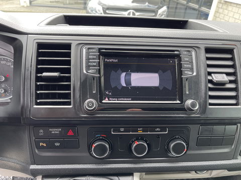 Volkswagen Transporter 2.0 TDI 150pk L2H1 Comfortline / vaste prijs rijklaar € 17.950 ex btw / lease vanaf € 302 / euro 6 diesel / bpm vrij / 20 inch wielen / trekhaak / Bott ingerichte laadruimte !
